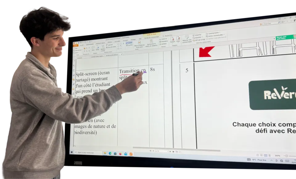 Maxence Roine au tableau numérique, en train d’annoter un storyboard.